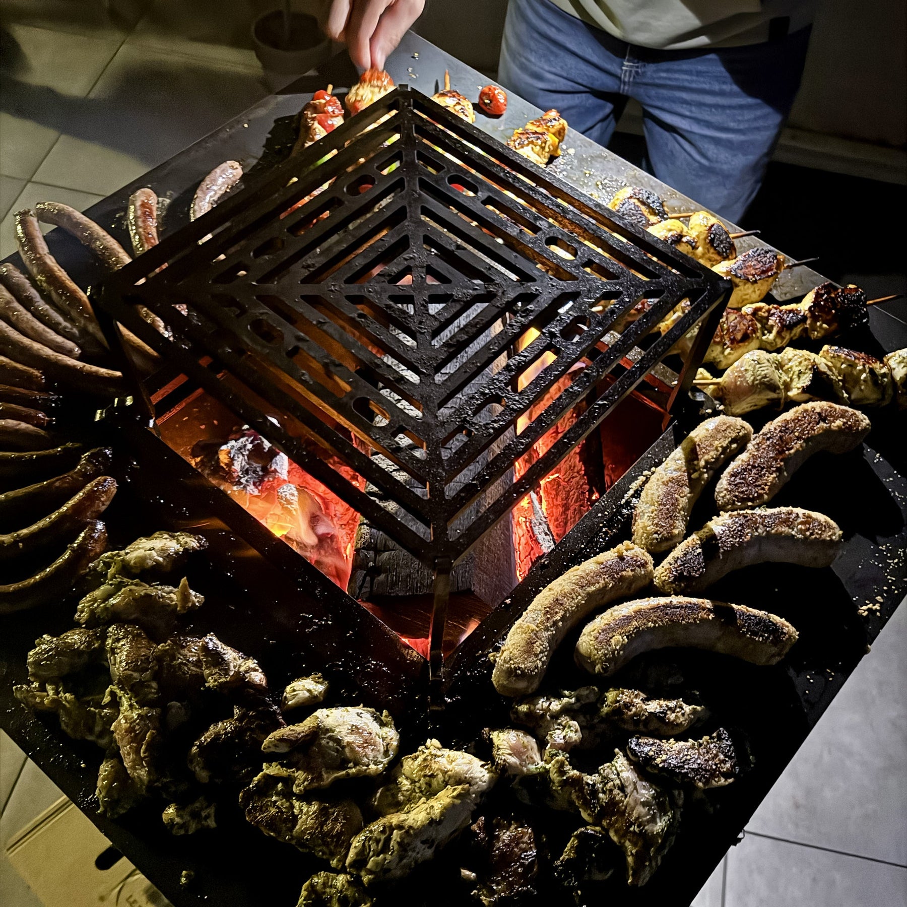 Lou Bouscarian - Brasero plancha avec Rangement bûches en acier corten-  Grille et stop food inclus