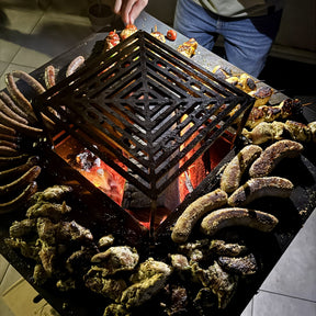 Lou Bouscarian - Brasero plancha avec Rangement bûches en acier corten-  Grille et stop food inclus