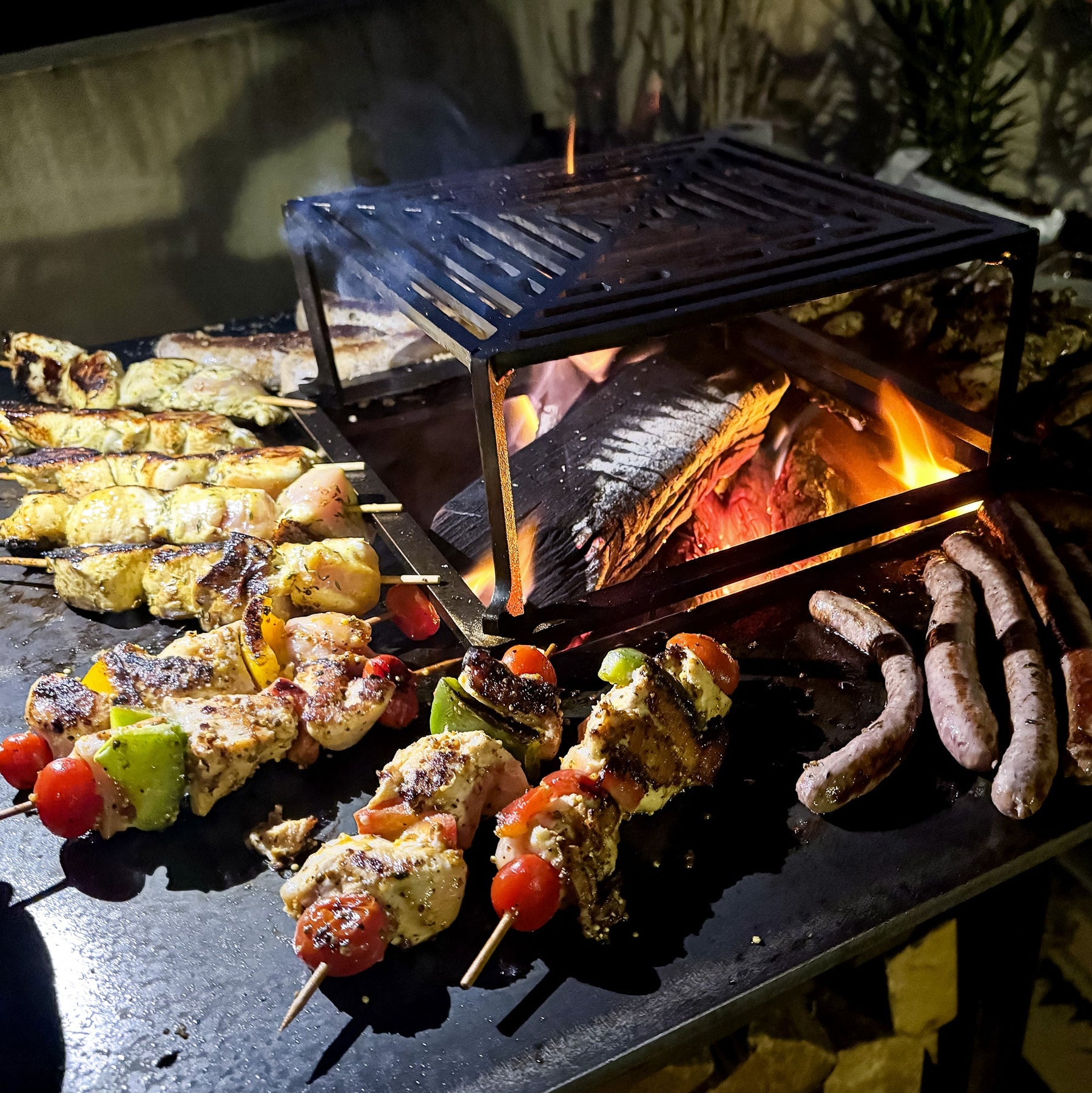 Lou Bouscarian - Brasero plancha avec Rangement bûches en acier corten-  Grille et stop food inclus