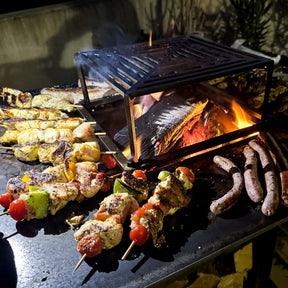 Lou Bouscarian - Brasero plancha avec Rangement bûches en acier corten-  Grille et stop food inclus