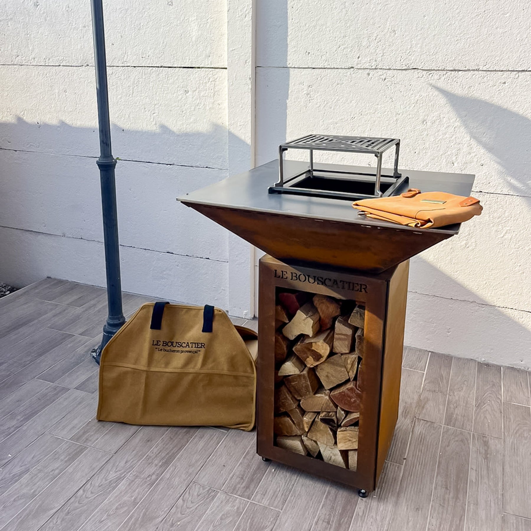 Lou Bouscarian - Brasero plancha avec Rangement bûches en acier corten-  Grille et stop food inclus