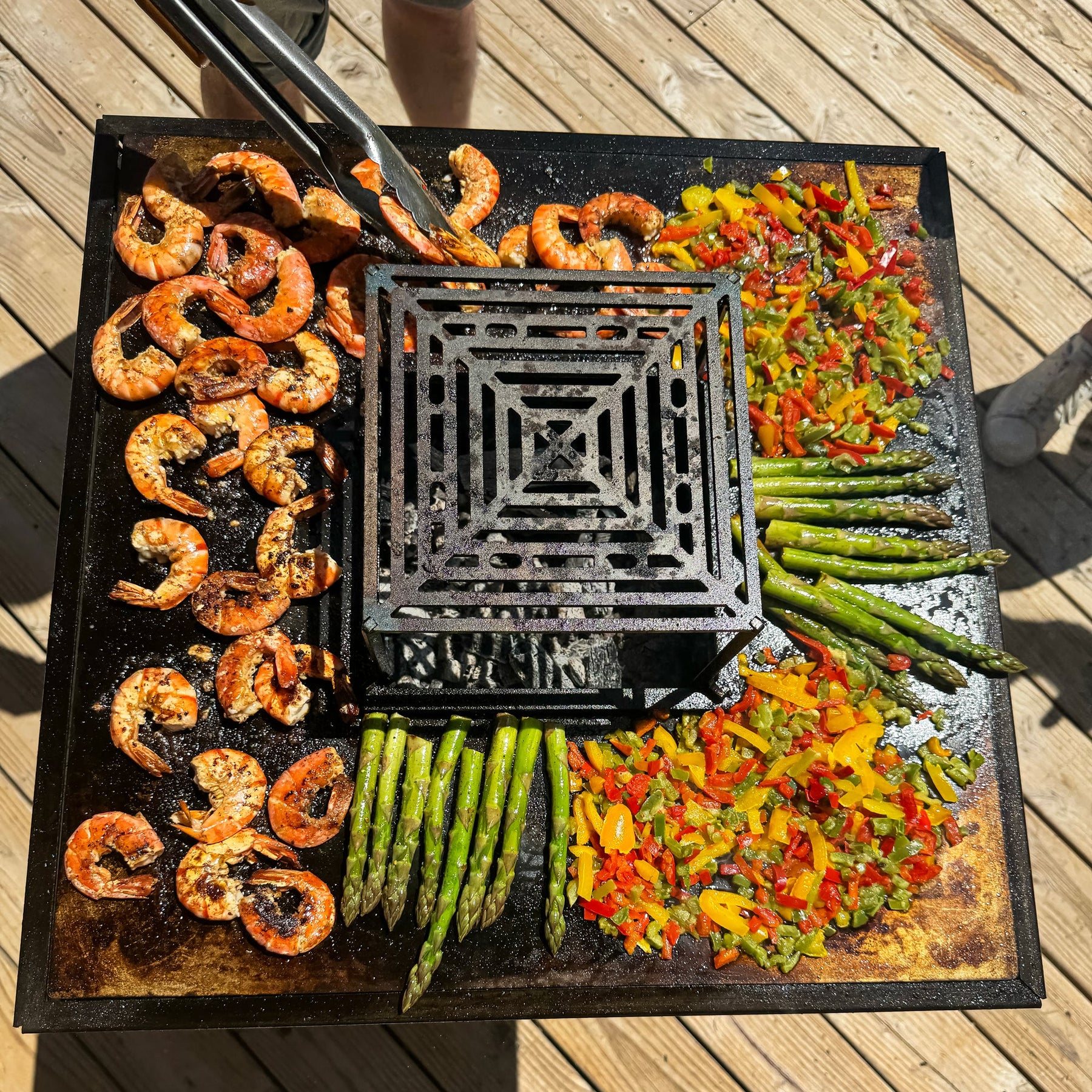 Lou provençau - Brasero plancha en acier corten avec rangement bûches - grille et stop food inclus